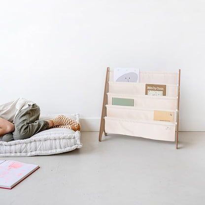 3 Sprouts Recycled Fabric Kids Bookshelf – 4-Tier Sling Book Rack Organizer - Nursery Room Playroom Classroom Wooden Book Shelves - Kid Bookcase Wood Storage Shelf for Toddler Age 3+ Cream