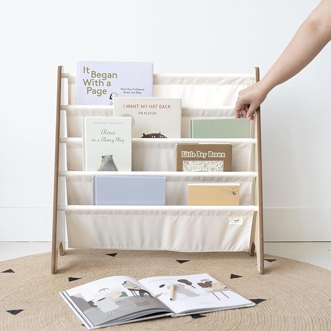 3 Sprouts Recycled Fabric Kids Bookshelf – 4-Tier Sling Book Rack Organizer - Nursery Room Playroom Classroom Wooden Book Shelves - Kid Bookcase Wood Storage Shelf for Toddler Age 3+ Cream