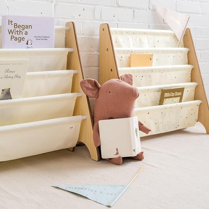 3 Sprouts Recycled Fabric Kids Bookshelf – 4-Tier Sling Book Rack Organizer - Nursery Room Playroom Classroom Wooden Book Shelves - Kid Bookcase Wood Storage Shelf for Toddler Age 3+ Cream