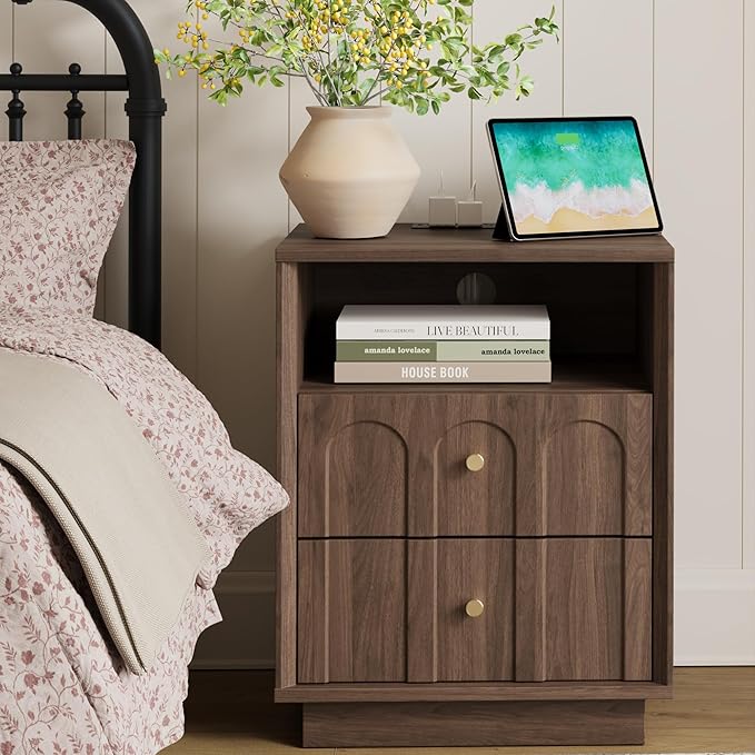 FORTUNETEC Nightstand with Charging Station, Mid Century Modern Nightstand with Arched Design, Minimalist End Table with Wood Grain Texture, Bedside Table for Bedroom Living Room Sofa Office, Walnut