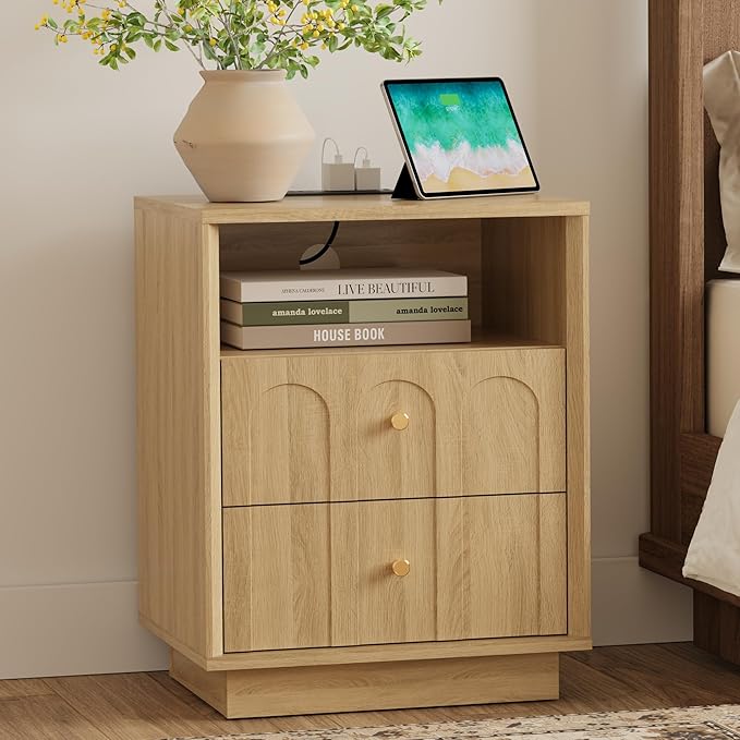 FORTUNETEC Nightstand with Charging Station, Mid Century Modern Nightstand with Arched Design, Boho End Table with Wood Grain Texture, Bedside Table for Bedroom Living Room Sofa Office, Oak