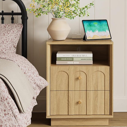 FORTUNETEC Nightstand with Charging Station, Mid Century Modern Nightstand with Arched Design, Boho End Table with Wood Grain Texture, Bedside Table for Bedroom Living Room Sofa Office, Oak